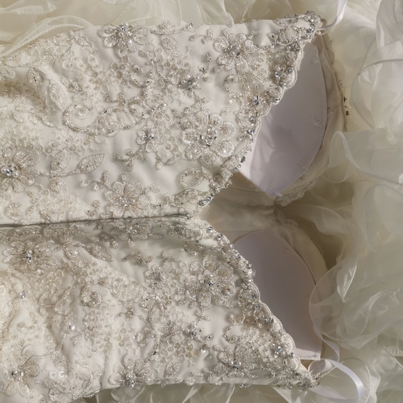 Allure Bridal Couture Dress size 2 Ivory with train hook and build in bra - Picture 8 of 11